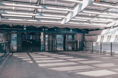 Hong Kong havaalanı ana lobisindeki yolcular, 25 Kasım 2023