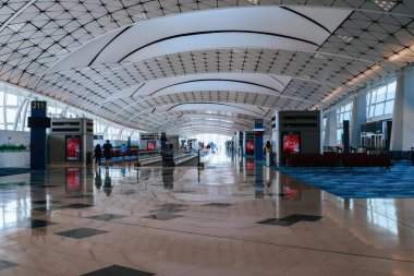 Havaalanının çıkış kapıları ve salonları, Hong Kong 25 Kasım 2023