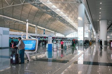 HK Uluslararası Havalimanı Terminal Kontrolü Salonda. 25 Kasım 2023