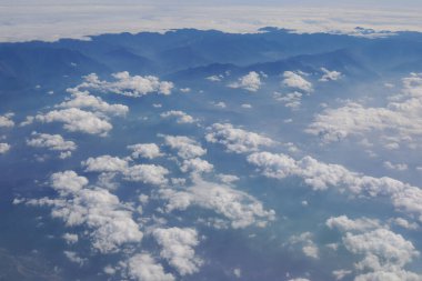 Uçaktan Tayvan adasının manzarası. 25 Kasım 2023