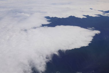 Uçaktan Tayvan adasının manzarası. 25 Kasım 2023