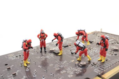 Devre kartını tamir mühendislerden oluşan ekip. Bilgisayar onarım kavramı