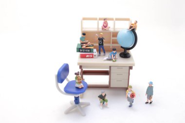 çocuklarla birlikte öğrenci masasının ölçeği