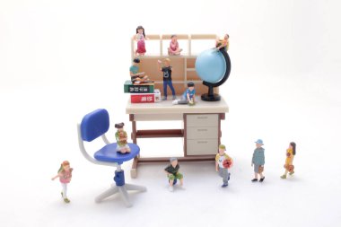 çocuklarla birlikte öğrenci masasının ölçeği