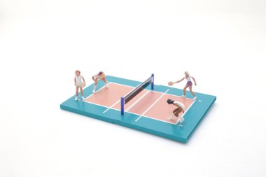 Çocuk parkında tenis oynayan figür.