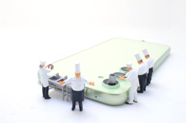 Cep telefonu lensini takan küçük bir şef.