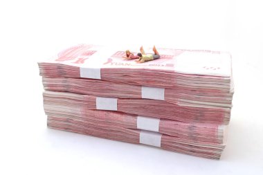 Çin Yuan Banknotları Yığını 'nda yatan çift