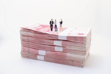 İşadamları Çin Yuan Banknotları yığınının üzerinde duruyorlar,
