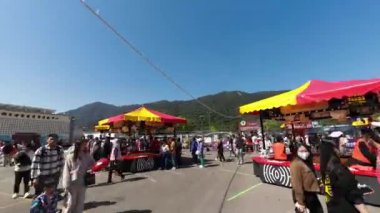 Honk Kong - 11 Şubat 2024: Lam Tsuen dilek ağaçları, Tai Po, HK