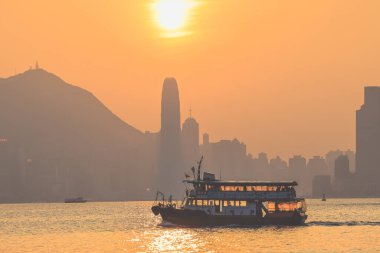 10 Şubat 2024 'te Hong Kong feribotlu modern şehir manzarası binaları