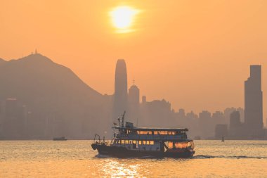 10 Şubat 2024 'te Hong Kong feribotlu modern şehir manzarası binaları