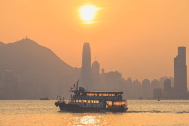 10 Şubat 2024 'te Hong Kong feribotlu modern şehir manzarası binaları