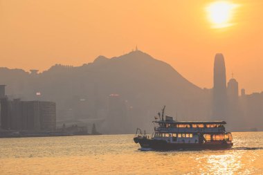 10 Şubat 2024 'te Hong Kong feribotlu modern şehir manzarası binaları