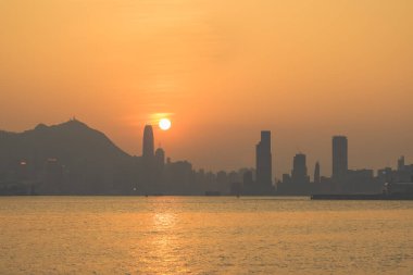 Hong Kong şehrinin günbatımı 10 Şubat 2024