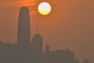 Hong Kong şehrinin günbatımı 10 Şubat 2024