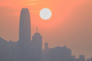 Hong Kong şehrinin günbatımı 10 Şubat 2024