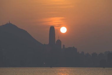 Hong Kong şehrinin günbatımı 10 Şubat 2024