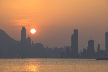 Hong Kong şehrinin günbatımı 10 Şubat 2024