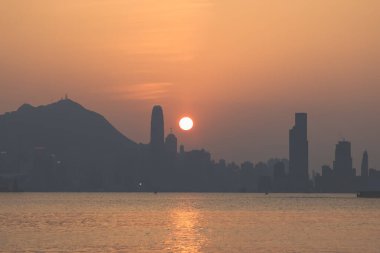 Hong Kong şehrinin günbatımı 10 Şubat 2024