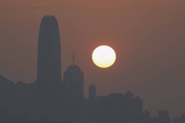 Hong Kong şehrinin günbatımı 10 Şubat 2024