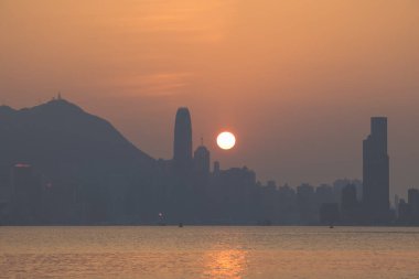 Hong Kong şehrinin günbatımı 10 Şubat 2024