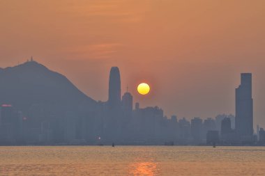 Hong Kong şehrinin günbatımı 10 Şubat 2024