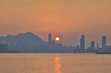Hong Kong şehrinin günbatımı 10 Şubat 2024