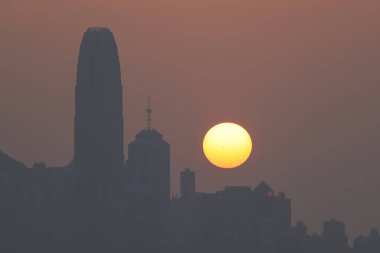 Hong Kong şehrinin günbatımı 10 Şubat 2024
