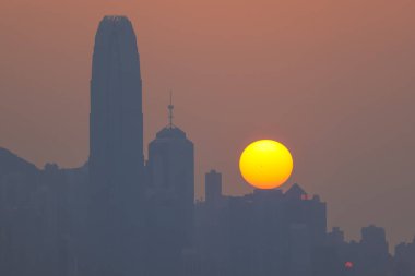 Hong Kong şehrinin günbatımı 10 Şubat 2024