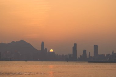 Hong Kong şehrinin günbatımı 10 Şubat 2024