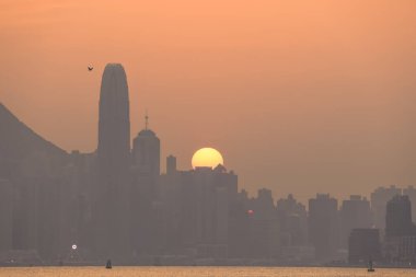 Hong Kong şehrinin günbatımı 10 Şubat 2024