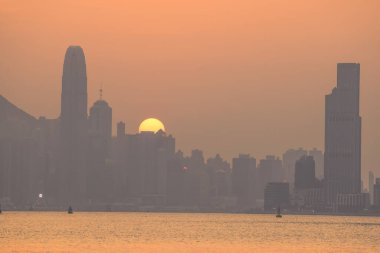 Hong Kong şehrinin günbatımı 10 Şubat 2024