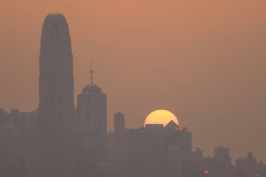 Hong Kong şehrinin günbatımı 10 Şubat 2024