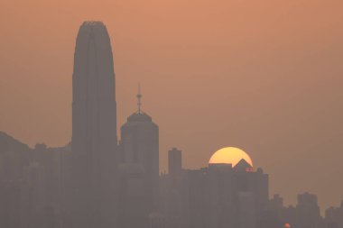 Hong Kong şehrinin günbatımı 10 Şubat 2024