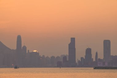 Hong Kong şehrinin günbatımı 10 Şubat 2024