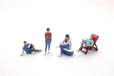 Bir grup mutlu arkadaş eğleniyor.