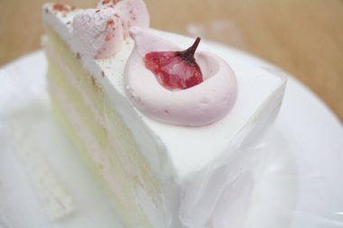 Kremalı pembe kiraz.