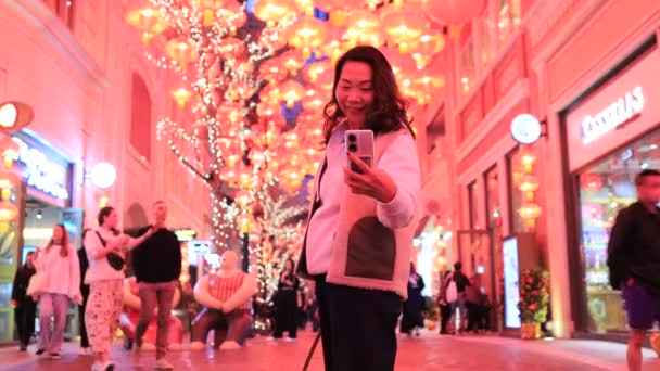 Hong Kong Feb 2024 Røde Lanterner Udsmykning Overfyldt Gade Månens – Stock-video