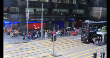 Hong Kong - 10 Şubat 2024 Central Caddesi 'nde çift katlı tramvay