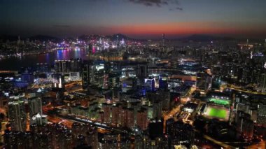 Hong Kong - 14 Ocak 2024: Alacakaranlık vakti aydınlanmış kowloon bölgesinin hava manzarası 