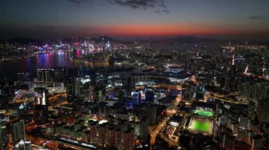 Hong Kong - 14 Ocak 2024: Alacakaranlık vakti aydınlanmış kowloon bölgesinin hava manzarası 