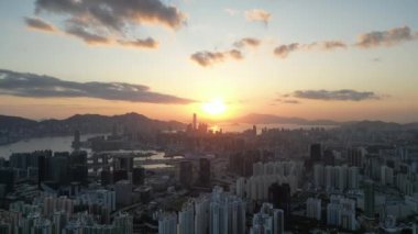 Hong Kong - 14 Ocak 2024: Alacakaranlık vakti aydınlanmış kowloon bölgesinin hava manzarası 