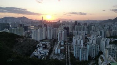 Hong Kong - 14 Ocak 2024: Alacakaranlık vakti aydınlanmış kowloon bölgesinin hava manzarası 