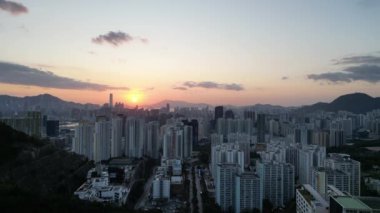Hong Kong - 14 Ocak 2024: Alacakaranlık vakti aydınlanmış kowloon bölgesinin hava manzarası 