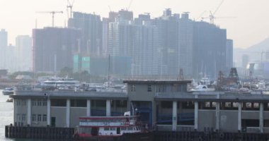 Hong Kong - 10 Şubat 2024 Kwun Tong rıhtımının kıyıları 