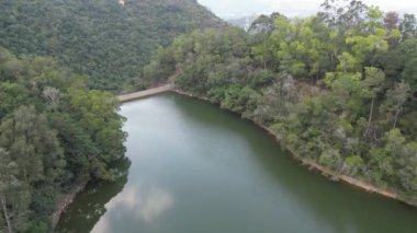Hong Kong 20 Ocak 2024 Lau Shui Heung Reservoir gölet kıyısı bir sonbahar ormanı arasında
