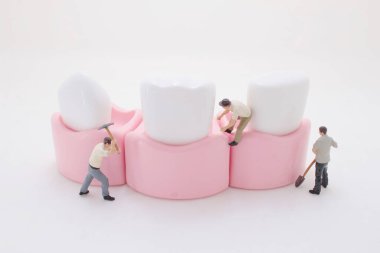 Minyatür yaratıcı işçi diş temizleme, figürün eğlencesi.