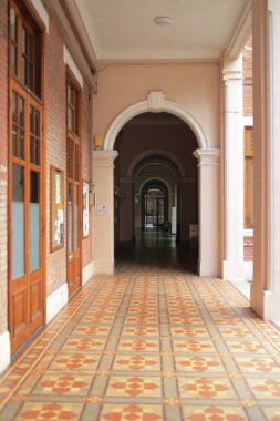 28 Şubat 2015 'te Hong Kong Üniversitesi' nin koridorunda.
