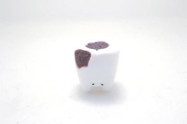 Gri arkaplan üzerinde diş aracı olan diş modeli