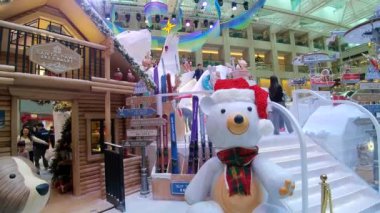 Hong Kong - 2 Aralık 2023: Landmark alışveriş merkezinde Noel süslemeleri